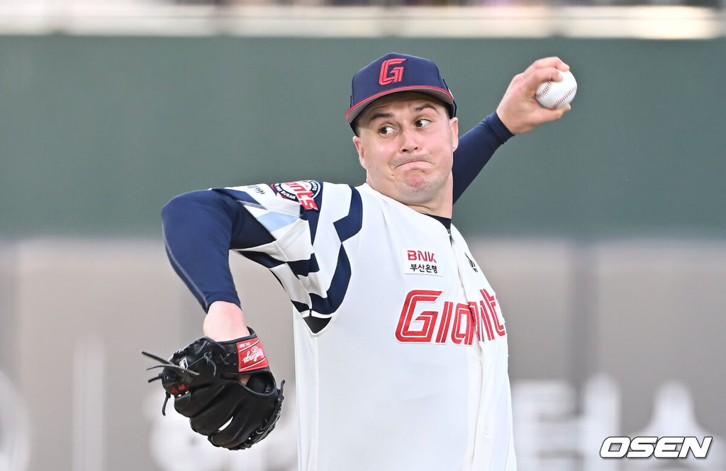 5일 부산 사직야구장에서 2025 신한 SOL 뱅크 KBO 리그 롯데 자이언츠와 키움 히어로즈의 경기가 열렸다. 홈팀 롯데는 데이비슨이, 방문팀 키움은 하영민이 선발 출전했다.롯데 자이언츠 선발 투수 데이비슨이 역투하고 있다. 2025.06.05 / foto0307@osen.co.kr