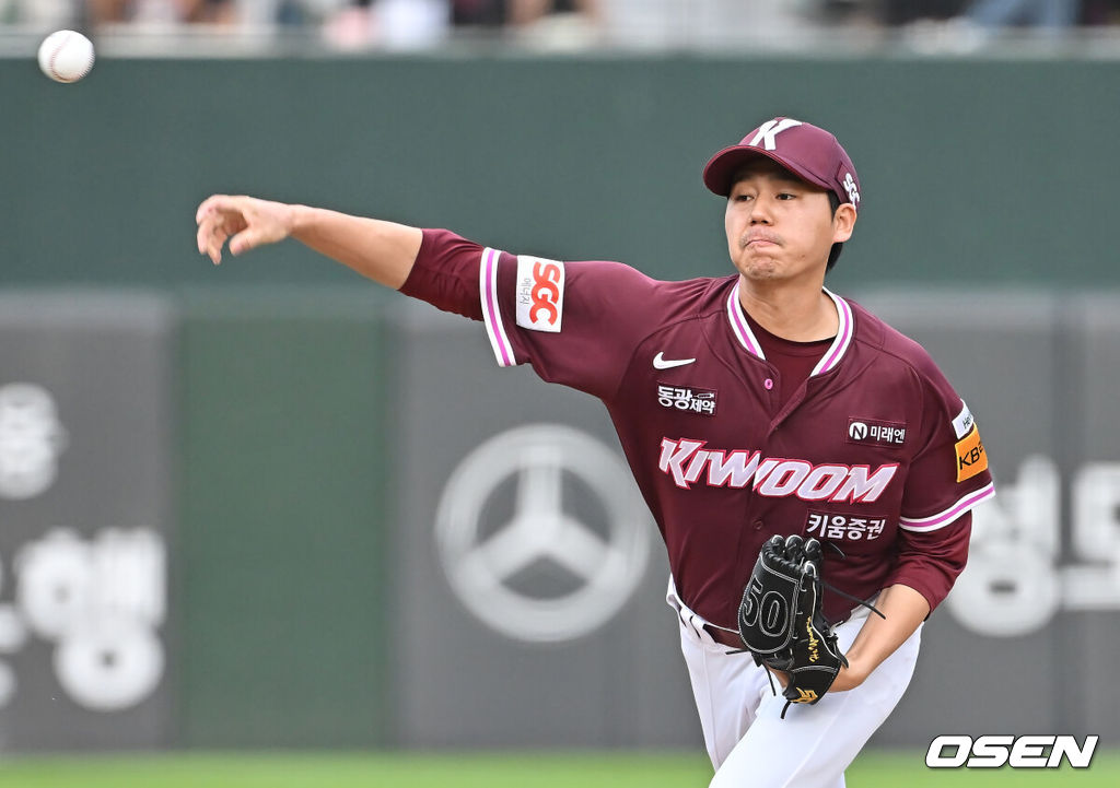 5일 부산 사직야구장에서 2025 신한 SOL 뱅크 KBO 리그 롯데 자이언츠와 키움 히어로즈의 경기가 열렸다. 홈팀 롯데는 데이비슨이, 방문팀 키움은 하영민이 선발 출전했다.키움 히어로즈 선발 투수 하영민이 역투하고 있다. 2025.06.05 / foto0307@osen.co.kr
