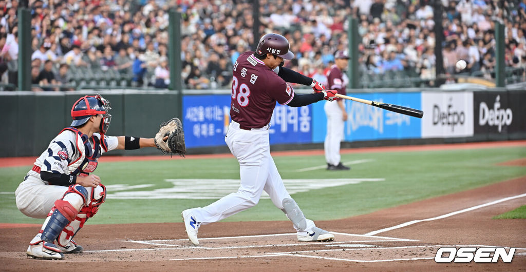5일 부산 사직야구장에서 2025 신한 SOL 뱅크 KBO 리그 롯데 자이언츠와 키움 히어로즈의 경기가 열렸다. 홈팀 롯데는 데이비슨이, 방문팀 키움은 하영민이 선발 출전했다.키움 히어로즈 김동엽이 1회초 무사 2,3루 좌중간 2타점 안타를 치고 있다. 2025.06.05 / foto0307@osen.co.kr