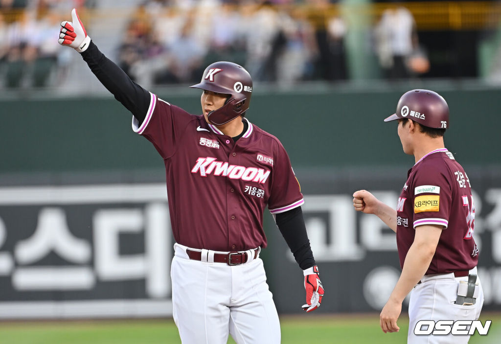 5일 부산 사직야구장에서 2025 신한 SOL 뱅크 KBO 리그 롯데 자이언츠와 키움 히어로즈의 경기가 열렸다. 홈팀 롯데는 데이비슨이, 방문팀 키움은 하영민이 선발 출전했다.키움 히어로즈 김동엽이 1회초 무사 2,3루 좌중간 2타점 안타를 치고 세리머니를 하고 있다. 2025.06.05 / foto0307@osen.co.kr