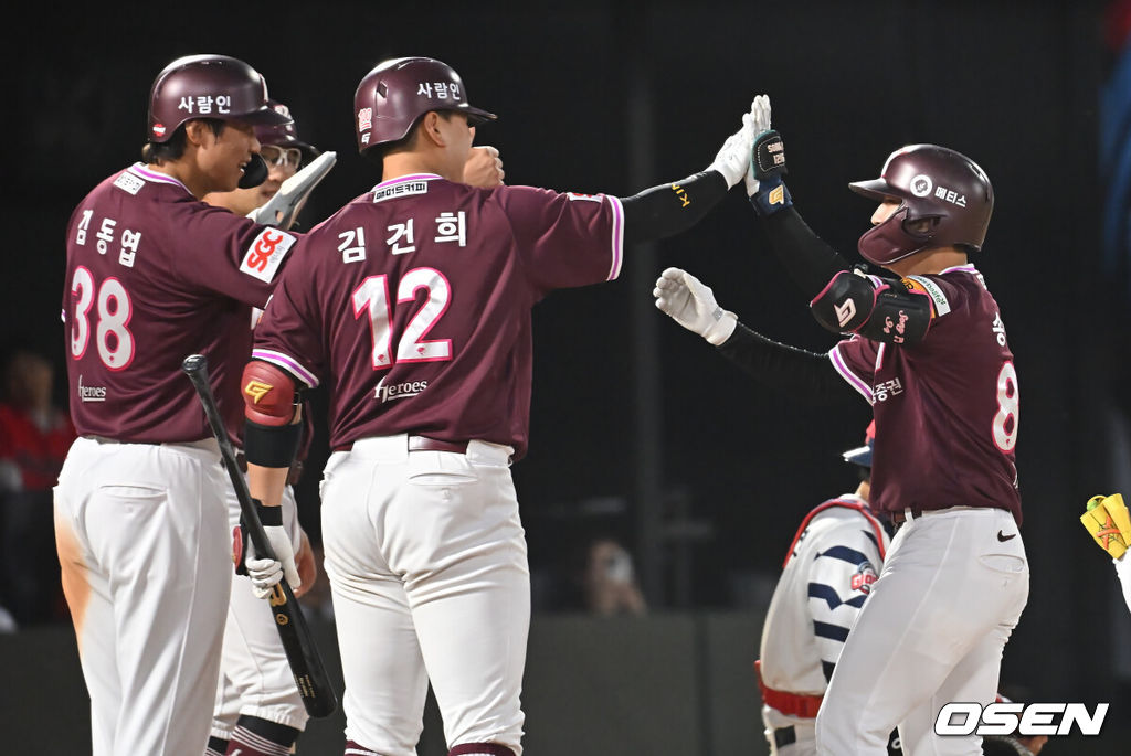 5일 부산 사직야구장에서 2025 신한 SOL 뱅크 KBO 리그 롯데 자이언츠와 키움 히어로즈의 경기가 열렸다. 홈팀 롯데는 데이비슨이, 방문팀 키움은 하영민이 선발 출전했다.키움 히어로즈 송지후가 4회초 2사 1,2루 좌월 3점 홈런을 치고 하이파이브를 하고 있다. 2025.06.05 / foto0307@osen.co.kr