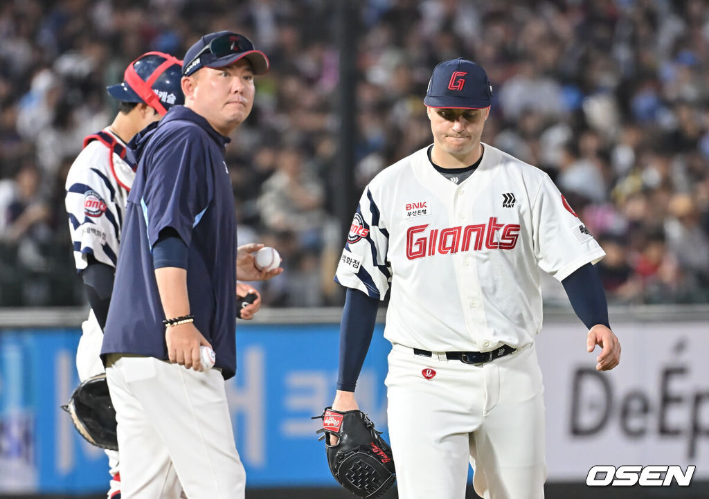5일 부산 사직야구장에서 2025 신한 SOL 뱅크 KBO 리그 롯데 자이언츠와 키움 히어로즈의 경기가 열렸다. 홈팀 롯데는 데이비슨이, 방문팀 키움은 하영민이 선발 출전했다.롯데 자이언츠 선발 투수 데이비슨이 4회초 키움 히어로즈 송지후에게 시즌 첫 홈런을 허용하고 9실점 후 교체되고 있다. 2025.06.05 / foto0307@osen.co.kr