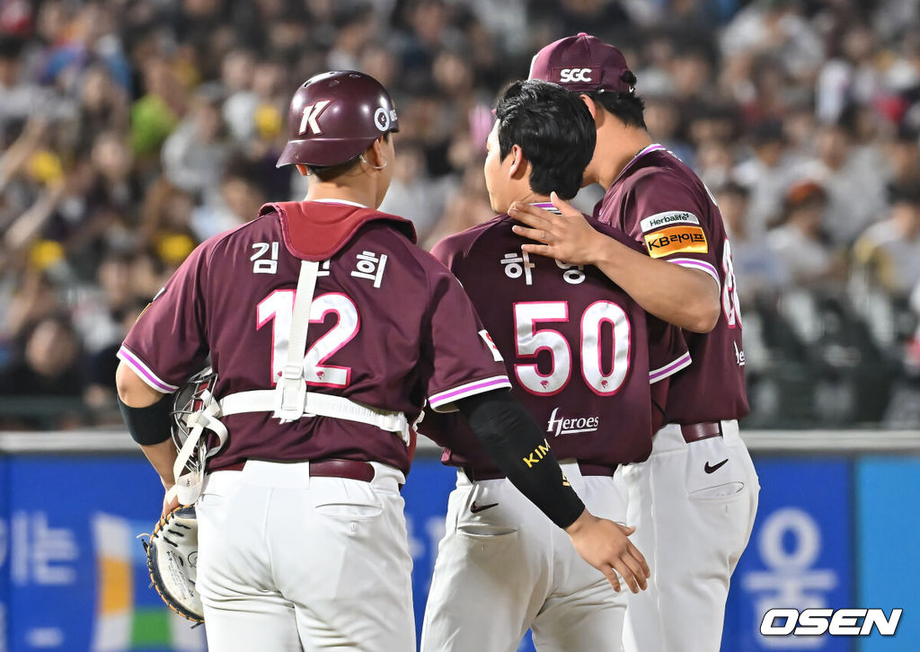5일 부산 사직야구장에서 2025 신한 SOL 뱅크 KBO 리그 롯데 자이언츠와 키움 히어로즈의 경기가 열렸다. 홈팀 롯데는 데이비슨이, 방문팀 키움은 하영민이 선발 출전했다.키움 히어로즈 선발 투수 하영민이 8회말 교체되고 있다. 2025.06.05 / foto0307@osen.co.kr