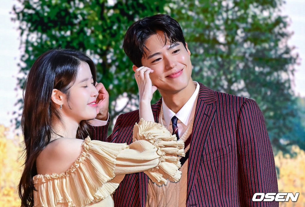 5일 오후 서울 영등포구 여의도동 콘래드 서울 호텔에서 넷플릭스 시리즈 '폭싹 속았수다' 제작발표회가 열렸다.‘폭싹 속았수다’는 제주에서 태어난 ‘요망진 반항아’ 애순이(아이유)와 ‘팔불출 무쇠’ 관식이(박보검)의 모험 가득한 일생을 사계절로 풀어낸 넷플릭스 시리즈다. ‘동백꽃 필 무렵’, ‘쌈 마이웨이’ 임상춘 작가와 ‘미생’, ‘시그널’, ‘나의 아저씨’ 김원석 감독이 의기투합했다.배우 아이유, 박보검이 포토타임을 하고 있다. 2025.03.05 /jpnews@osen.co.kr