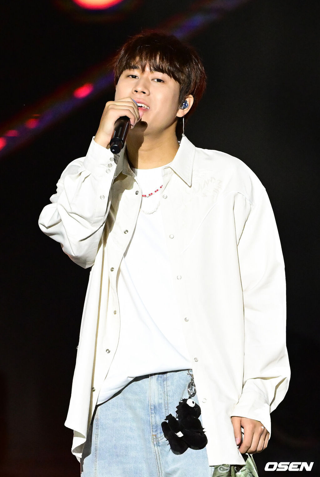  29일 오후 서울 강남구 영동대로에서 ‘2024 영동대로 K-POP 콘서트’가 열렸다. 이날 콘서트에는 국카스텐, 라키, 솔라, 에이핑크, 오마이걸, 원어스, 이무진, ITZY가 참석해 화려한 무대를 선보였다.가수 이무진이 멋진 공연을 펼치고 있다. 2024.09.29 / ksl0919@osen.co.kr