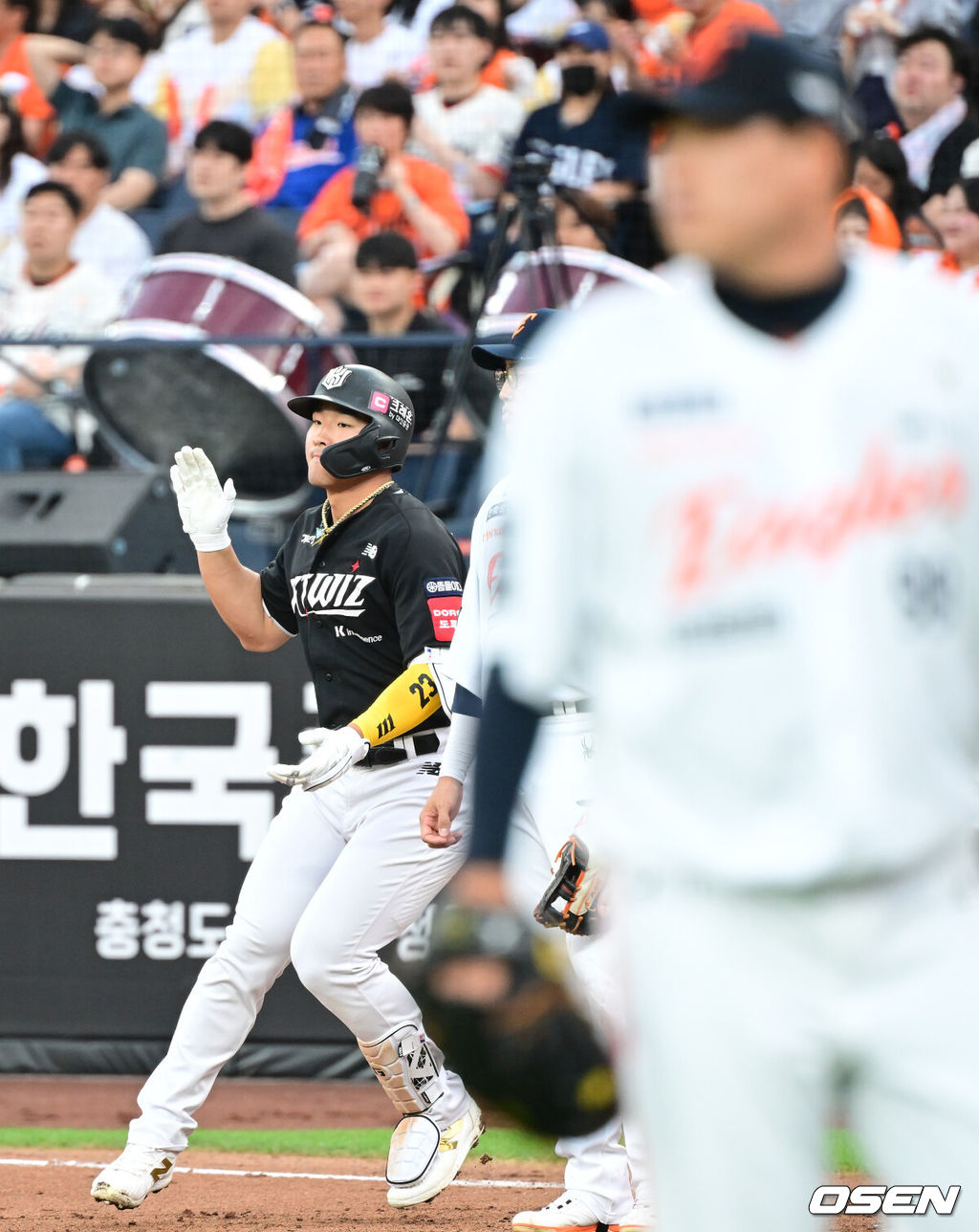 5일 오후 대전 한화생명볼파크에서 ‘2025 신한 SOL Bank KBO리그’ 한화 이글스와 KT 위즈의 경기가 열렸다.이날 홈팀 한화는 류현진, KT는 헤이수스를 선발로 내세웠다.3회초 1사 1, 3루 KT 안현민이 1타점 적시타를 날린 뒤 기뻐하고 있다. 2025.06.05 / ksl0919@osen.co.kr