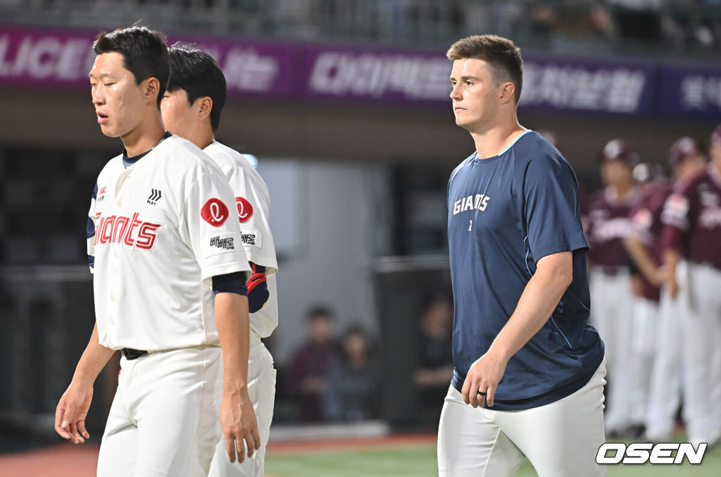 5일 부산 사직야구장에서 2025 신한 SOL 뱅크 KBO 리그 롯데 자이언츠와 키움 히어로즈의 경기가 열렸다. 홈팀 롯데는 데이비슨이, 방문팀 키움은 하영민이 선발 출전했다.롯데 자이언츠 데이비슨과 선수들이 키움 히어로즈에 5-10으로 패한 후 어두운 표정을 짓고 있다. 2025.06.05 / foto0307@osen.co.kr