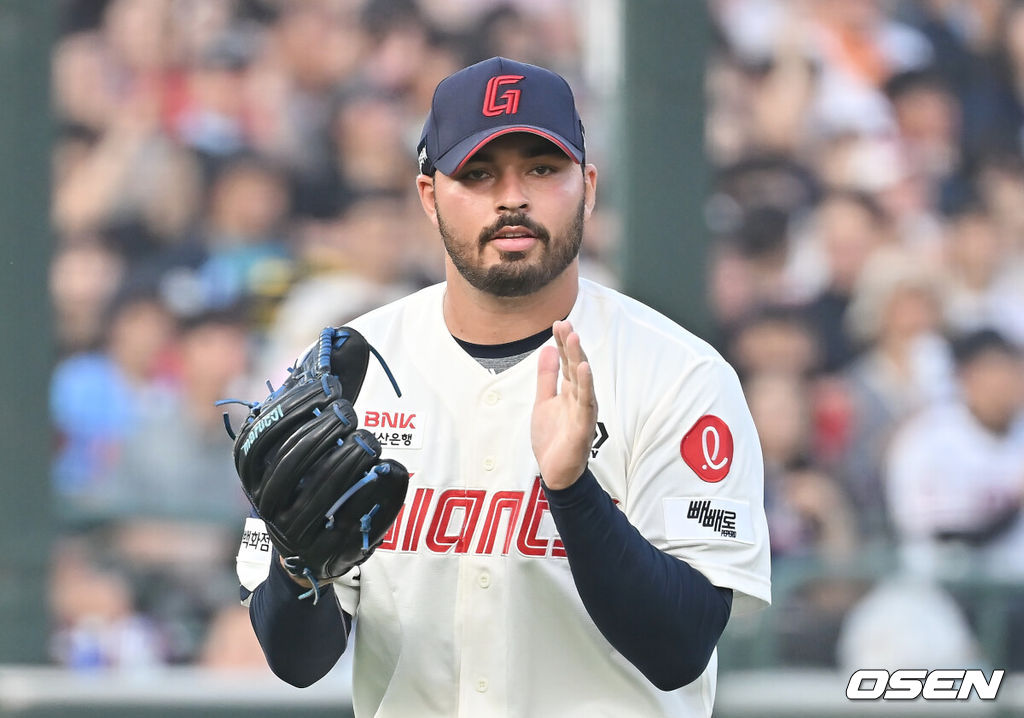 3일 부산 사직야구장에서 2025 신한 SOL 뱅크 KBO 리그 롯데 자이언츠와 키움 히어로즈의 경기가 열렸다. 홈팀 롯데는 감보아가, 방문팀 키움은 김연주가 선발 출전했다.롯데 자이언츠 선발 투수 감보아가 6회초 수비를 무실점으로 막고 기뻐하고 있다. 2025.06.03 / foto0307@osen.co.kr