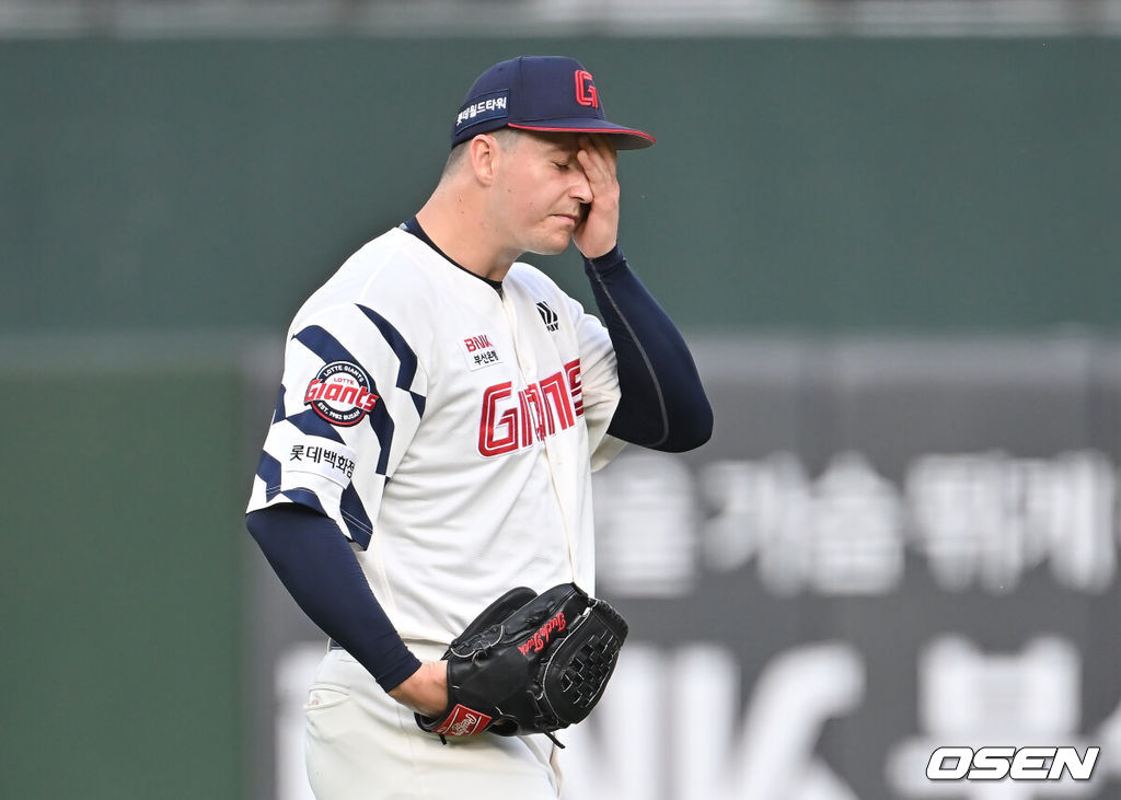 5일 부산 사직야구장에서 2025 신한 SOL 뱅크 KBO 리그 롯데 자이언츠와 키움 히어로즈의 경기가 열렸다. 홈팀 롯데는 데이비슨이, 방문팀 키움은 하영민이 선발 출전했다.롯데 자이언츠 선발 투수 데이비슨이 1회초에만 4실점하고 아쉬워하고 있다. 2025.06.05 / foto0307@osen.co.kr