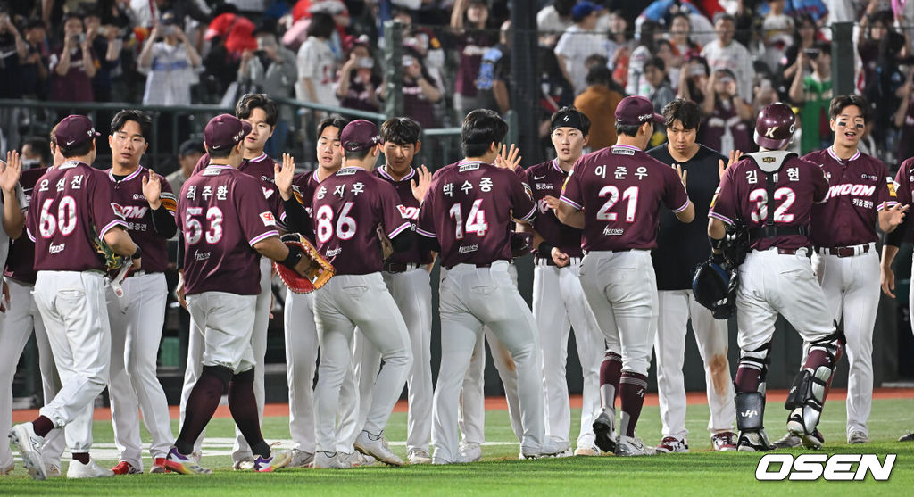 5일 부산 사직야구장에서 2025 신한 SOL 뱅크 KBO 리그 롯데 자이언츠와 키움 히어로즈의 경기가 열렸다. 홈팀 롯데는 데이비슨이, 방문팀 키움은 하영민이 선발 출전했다.키움 히어로즈 선수들이 롯데 자이언츠에 10-5로 승리한 후 기쁨을 나누고 있다. 2025.06.05 / foto0307@osen.co.kr