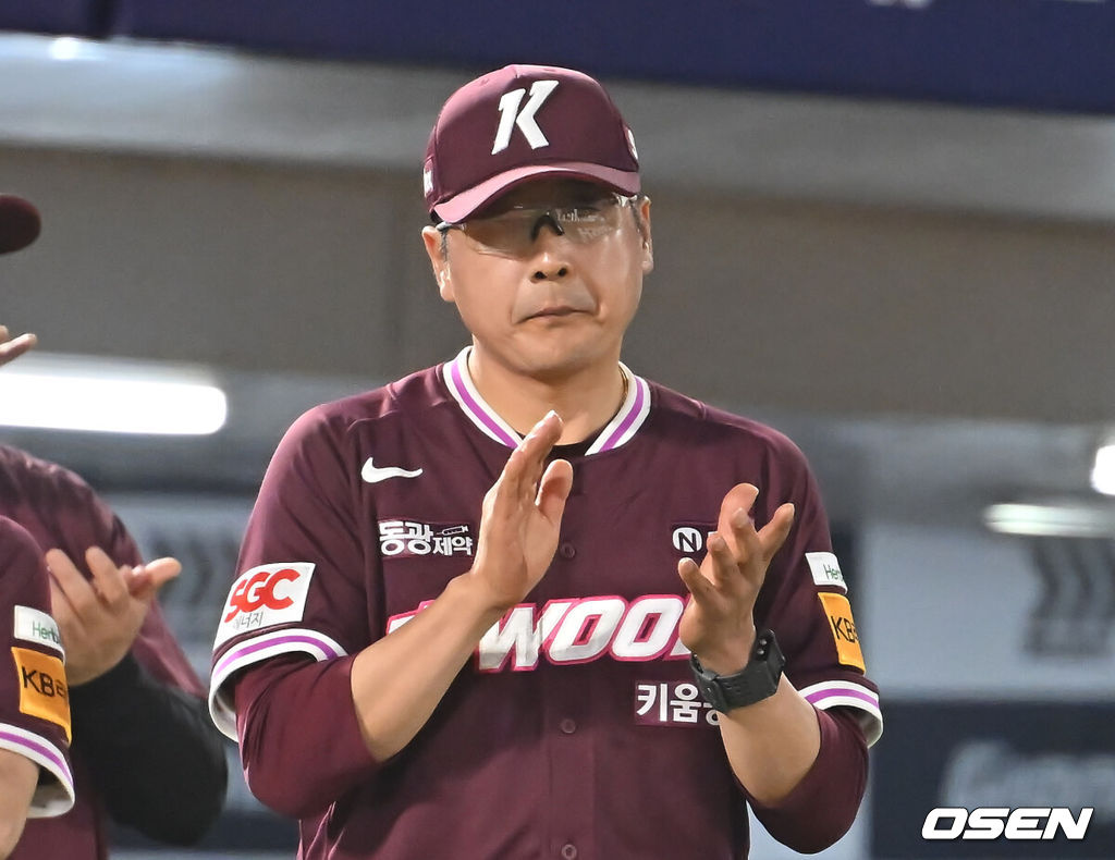 5일 부산 사직야구장에서 2025 신한 SOL 뱅크 KBO 리그 롯데 자이언츠와 키움 히어로즈의 경기가 열렸다. 홈팀 롯데는 데이비슨이, 방문팀 키움은 하영민이 선발 출전했다.키움 히어로즈 홍원기 감독이 롯데 자이언츠에 10-5로 승리한 후 선수들에게 박수를 보내고 있다. 2025.06.05 / foto0307@osen.co.kr