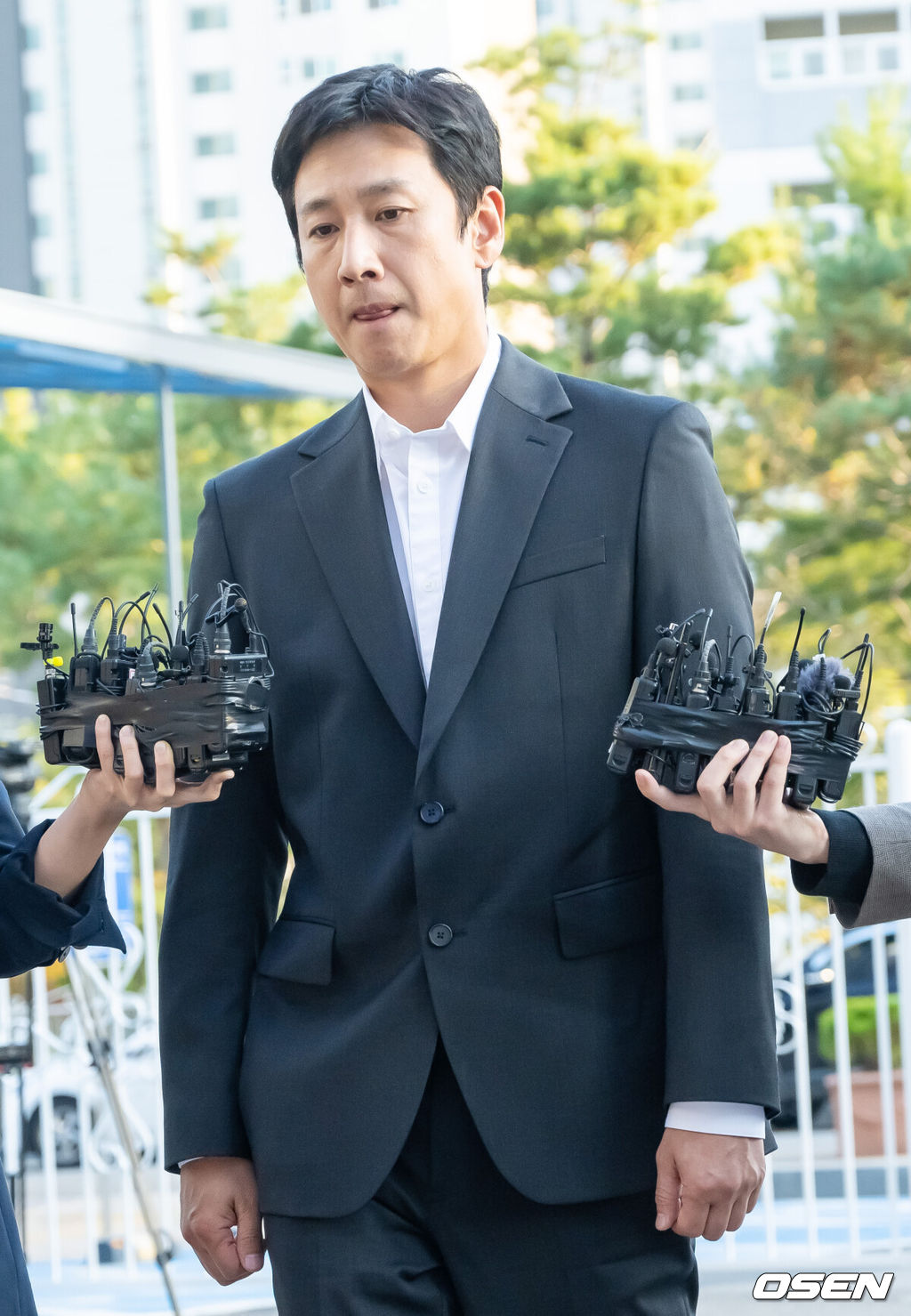 마약 투약 혐의로 입건된 배우 이선균이 28일 인천논현경찰서에 소환돼 조사를 받았다.경찰은 이선균이 출석하면 시약 검사를 진행해 마약 투약 여부와 종류·횟수 등을 파악할 예정이다.이선균은 올해 초부터 유흥업소 실장 A(29·여)씨의 서울 자택에서 대마초 등 여러 종류의 마약을 투약한 혐의를 받고 있다.유흥업소 실장 A씨는 향정 혐의로 구속됐고, 의사와 유흥업소 종업원도 각각 마약 공급과 투약 혐의로 입건됐다. A씨는 이선균을 협박해 3억5천만원을 뜯은 혐의도 받고 있다.이선균이 출석하고 있다.  2023.10.28  / soul1014@osen.co.kr