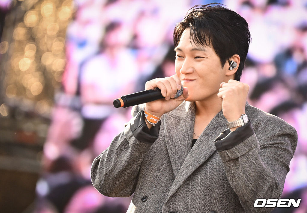 ‘그랜드 민트 페스티벌 2024(Grand Mint Festival 2024, 이하 GMF2024)’가 2일 서울 송파구 올림픽공원에서 진행됐다.11월 2~3일 진행되는 GMF2024 2주차에는 ‘10CM(십센치)’, ‘ATEEZ(에이티즈)’, ‘쏜애플’, ‘스윗소로우’, ‘규현’, ‘CNBLUE(씨엔블루)’, ‘소란’, ‘FTISLAND(FT아일랜드)’, ‘권진아’, ‘김필’, ‘홍이삭’, ‘나상현씨밴드’, ‘유다빈밴드’, ‘pH-1’, ‘소수빈’, ‘글렌체크’, ‘E SENS(이센스)’, ‘THE SOLUTIONS(솔루션스)’, ‘다운’, ‘dori(도리)’, ‘HYNN(박혜원)’, ‘김수영’, ‘허회경’, ‘신인류’를 비롯한 총 34팀이 무대에 오른다.김필이 공연을 하하고 있다. 2024.11.01 /cej@osen.co.kr