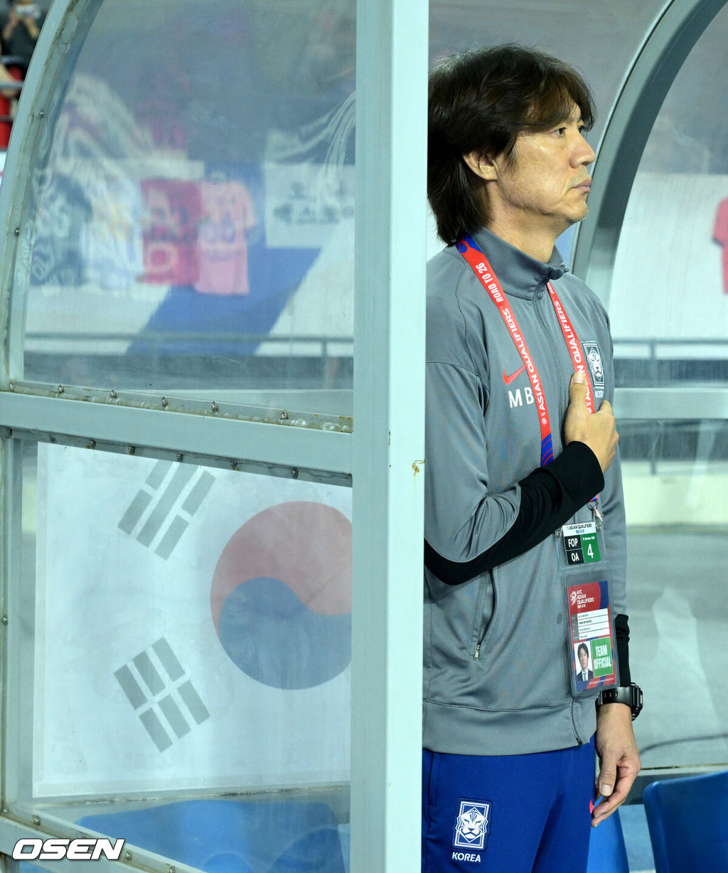 한국이 홈에서 시원한 승리를 거뒀다.홍명보 감독이 이끄는 한국 축구대표팀은 15일 오후 8시 용인미르스타디움에서 이라크와 2026 국제축구연맹(FIFA) 북중미월드컵 아시아지역 3차예선 B조 4차전을 치러 3-2로 이겼다.한국은 3승 1무, 승점 10을 기록하며 조 1위를 유지했다. 이라크는 2승 1무 1패, 승점 7로 2위. 3차 예선 1, 2위 팀은 북중미월드컵 본선 직행 티켓을 확보하는 가운데, 한국이 유리한 고지를 점했다.대한민국 홍명보 감독이 국민의례를 하고 있다. 2024.10.15 / jpnews@osen.co.kr