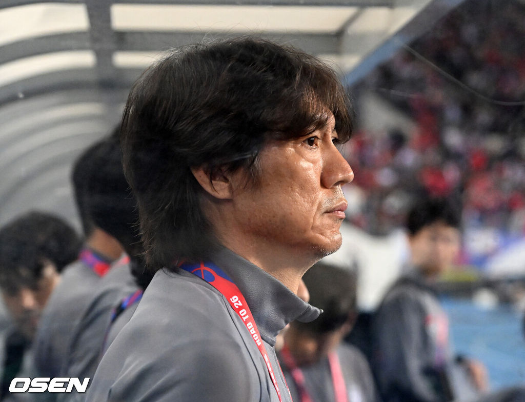 홍명보 감독이 이끄는 한국 축구대표팀은 15일 오후 8시 용인미르스타디움에서 이라크와 2026 국제축구연맹(FIFA) 북중미월드컵 아시아지역 3차예선 B조 4차전을 치러 3-2로 이겼다.한국은 3승 1무, 승점 10을 기록하며 조 1위를 유지했다. 이라크는 2승 1무 1패, 승점 7로 2위.경기에 앞서 한국 홍명보 감독이 그라운드를 바라보고 있다. 2024.10.15 /sunday@osen.co.kr