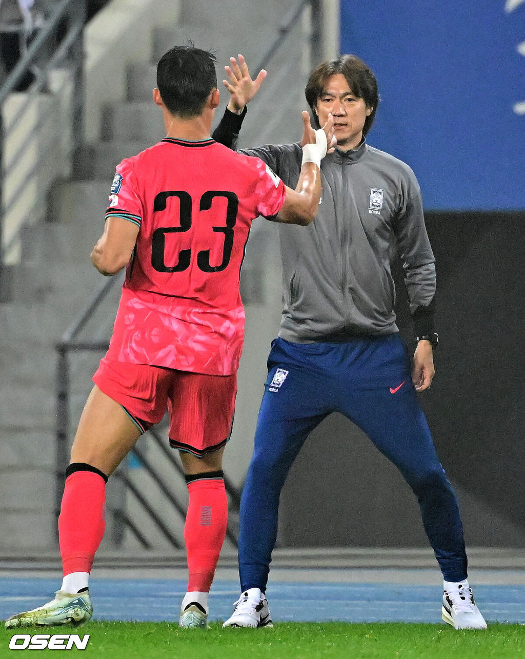 한국이 홈에서 시원한 승리를 거뒀다.홍명보 감독이 이끄는 한국 축구대표팀은 15일 오후 8시 용인미르스타디움에서 이라크와 2026 국제축구연맹(FIFA) 북중미월드컵 아시아지역 3차예선 B조 4차전을 치러 3-2로 이겼다.한국은 3승 1무, 승점 10을 기록하며 조 1위를 유지했다. 이라크는 2승 1무 1패, 승점 7로 2위. 3차 예선 1, 2위 팀은 북중미월드컵 본선 직행 티켓을 확보하는 가운데, 한국이 유리한 고지를 점했다.후반 대한민국 오현규가 2-1로 앞서가는 골을 성공시키며 홍명보 감독과 기뻐하고 있다. 2024.10.15 / jpnews@osen.co.kr