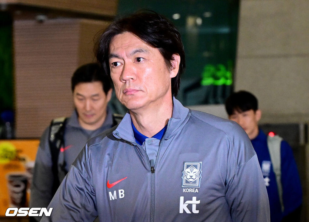 한국 축구대표팀이 10일 밤 국제축구연맹(FIFA) 북중미 월드컵 아시아지역 3차 예선 5~6차전을 갖기 위해 인천공항을 통해 출국했다.축구대표팀은 한국시간으로 14일 오후 11시 홍명보호는 쿠웨이트시티의 자베르 알아흐마드 국제경기장에서 쿠웨이트와 맞대결을 치른 뒤 이후 요르단 암만으로 넘어가 19일 오후 11시 암만 국제경기장에서 팔레스타인과 6차전을 갖는다.축구대표팀 홍명보 감독이 출국장에 들어서고 있다. 2024.11.10 / dreamer@osen.co.kr