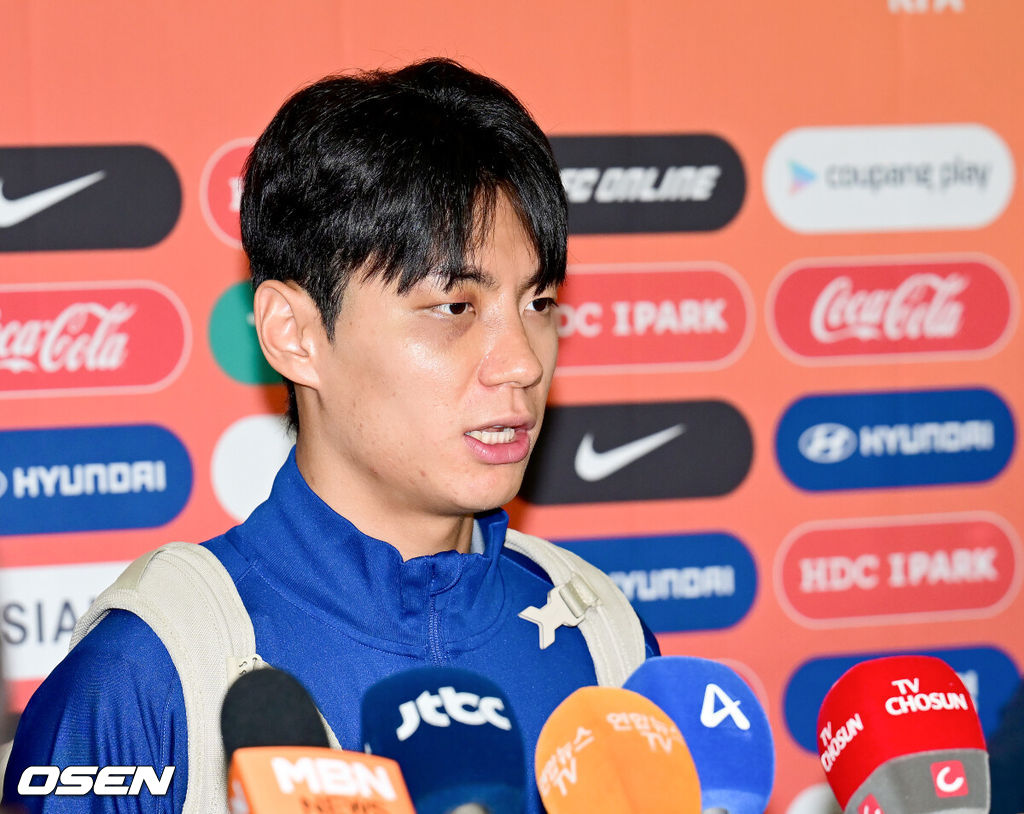 대한민국 축구 국가대표팀이 6일 오전 3시 15분(한국시간) 이라크와 2026 국제축구연맹(FIFA) 북중미 월드컵 아시아 3차 예선 B조 경기를 치르기 위해 이라크 원정 출국길에 올랐다.한국은 B조에서 선두(4승 4무, 승점 16)를 달리고 있다. 2위는 요르단(승점 13), 3위는 이라크(승점 12). 홍명보호는 남은 2경기에서 승점 1만 추가하면 11회 연속 본선 진출을 확정한다.축구대표팀 전진욷가 취재진의 질문에 대답하고 있다. 2025.06.02 / ksl0919@osen.co.kr