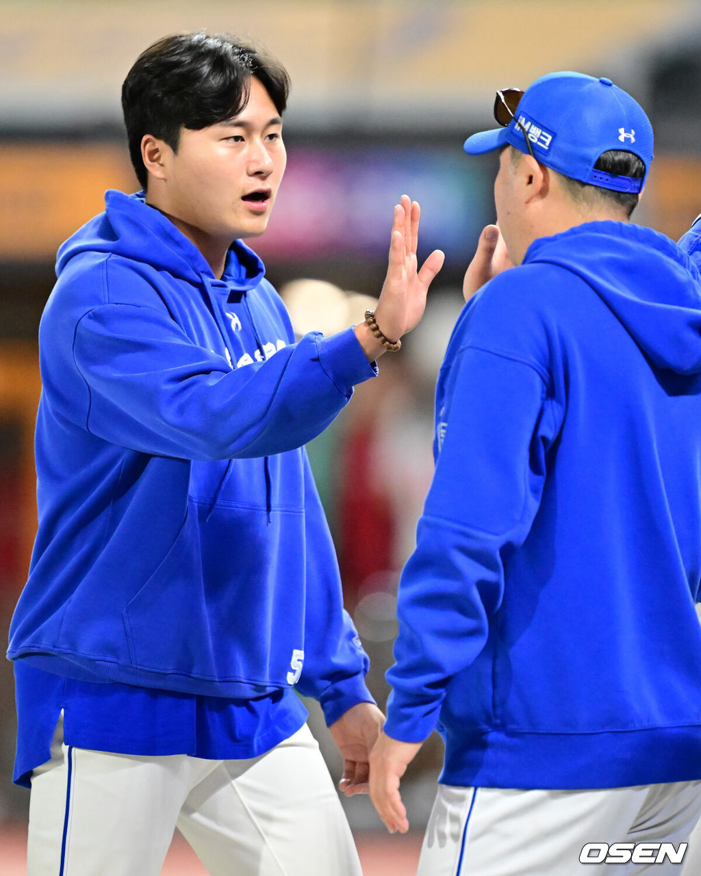 5일 오후 인천 SSG랜더스필드에서 ‘2025 신한 SOL BANK KBO리그’ SSG 랜더스와 삼성 라이온즈의 경기가 열렸다.이 경기에서 삼성은 3-1로 승리했다. 극심한 타격 부진에 시달렸던 구자욱은 3안타 2타점으로 공격을 주도했고 좌완 이승현은 시즌 2승째를 거뒀다. 반면 SSG는 연승 행진을 ‘4’에서 마감했다. 경기를 마치고 삼성 승리투수 이승현이 박진만 감독과 하이파이브를 하고 있다. 2025.06.05   / rumi@osen.co.kr