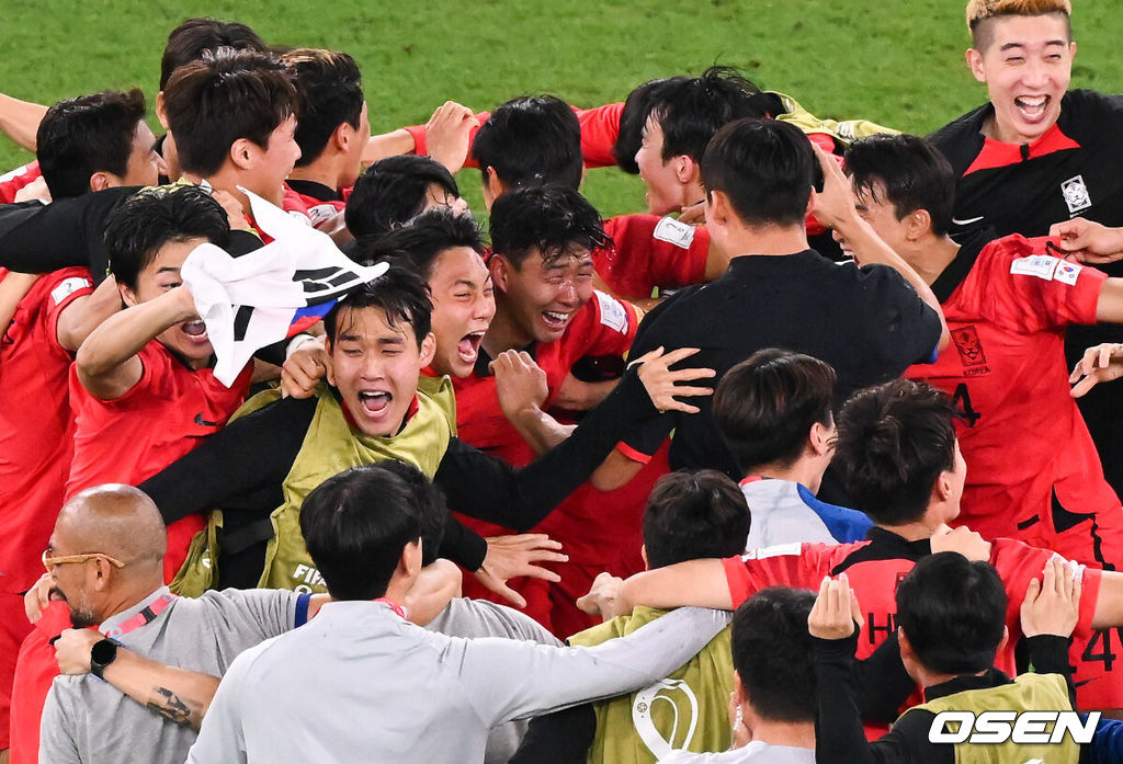 '알라이얀의 기적'이 일어났다. 한국이 20년 만에 또 포르투갈을 2-1로 제압하며 16강 진출을 확정했다. 파울루 벤투 감독이 이끄는 한국 축구 대표팀은 3일 0시(이하 한국시간) 카타르의 알 라이얀 에듀케이션시티 스타디움에서 열린 2022 카타르 월드컵 H조 조별리그 최종 3차전에서 포르투갈을 2-1로 제압했다.이날 승리로 한국은 1승1무1패(골득실 0, 4득점 4실점)을 기록했다. 같은 시각 우루과이는 가나를 2-0으로 이겼지만 1승1무1패(골득실 0, 2득점 2실점)이 됐다. 한국이 다득점에서 앞서 극적으로 조 2위를 차지하며 16강에 진출했다.16강 확정에 기뻐하는 축구대표팀과 눈물 보이는 손흥민.  2022.12.02 /  soul1014@osen.co.kr