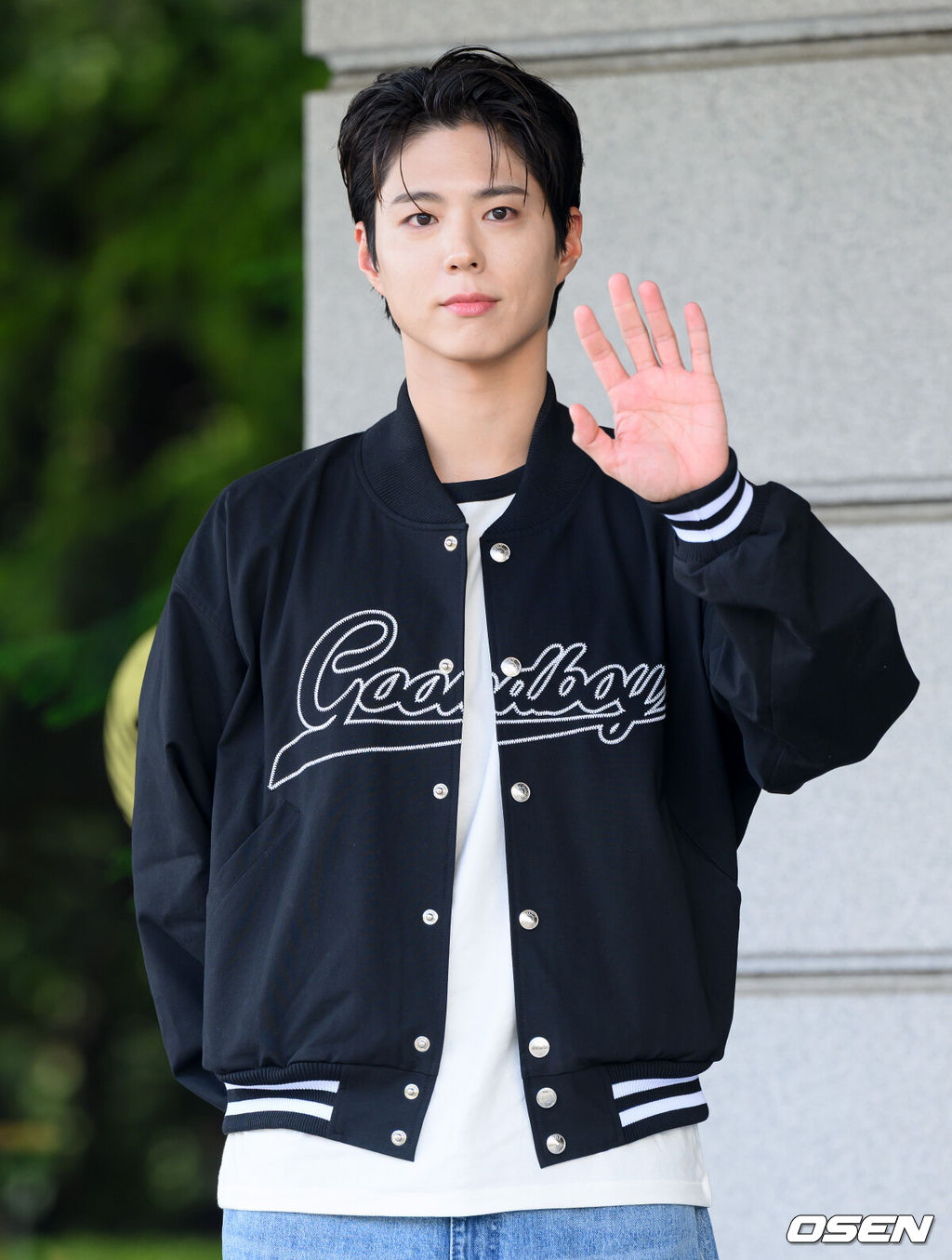 6일 오후 서울 여의도 KBS 신관에서 KBS 2TV '더 시즌즈 - 박보검의 칸타빌레' 녹화가 진행됐다.배우 박보검이 방송국으로 이동히며 인사를 하고 있다. 2025.05.06 /sunday@osen.co.kr