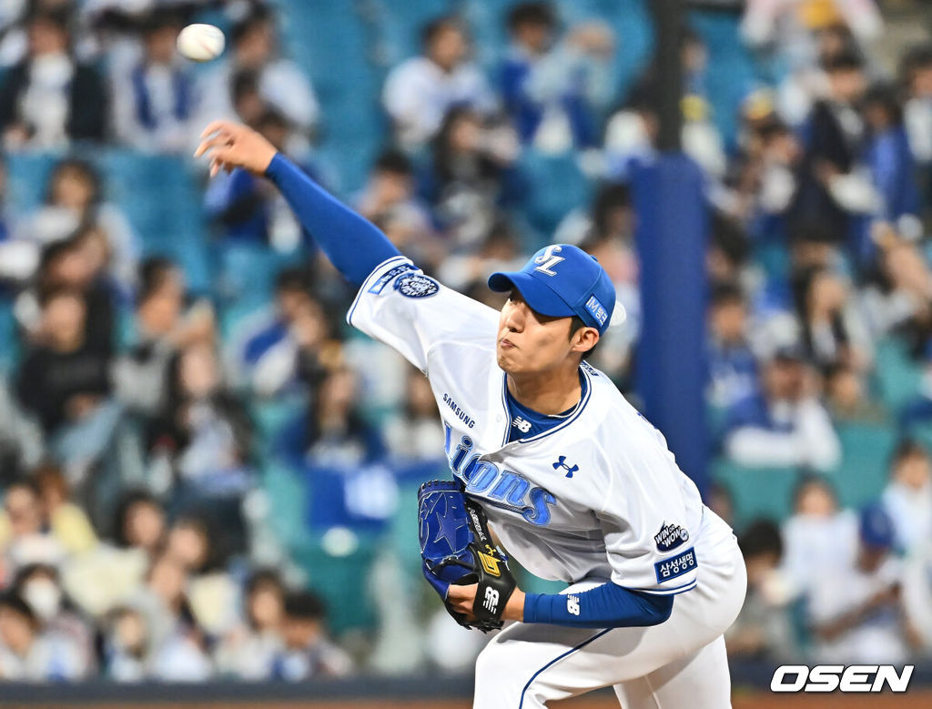 4일 대구삼성라이온즈파크에서 2025 신한 SOL 뱅크 KBO 리그 삼성 라이온즈와 한화 이글스의 경기가 열렸다. 홈팀 삼성은 원태인이, 방문팀 한화는 와이스가 선발 출전했다. 삼성 라이온즈 선발 투수 원태인이 역투하고 있다. 2025.04.04 / foto0307@osen.co.kr