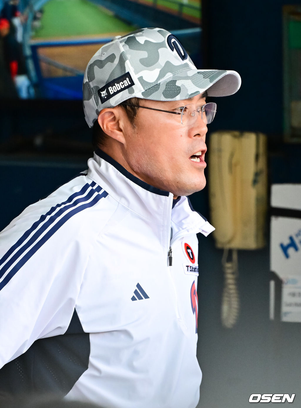 5일 오후 서울 잠실야구장에서 2025 신한 SOL Bank KBO리그 두산 베어스와 KIA 타이거즈의 경기가 열렸다.이날 두산은 최원준을, KIA는 김도현을 선발 투수로 내세웠다.3회초 두산 조성환 감독대행이 경기를 지켜보고 있다  2025.06.05 / soul1014@osen.co.kr
