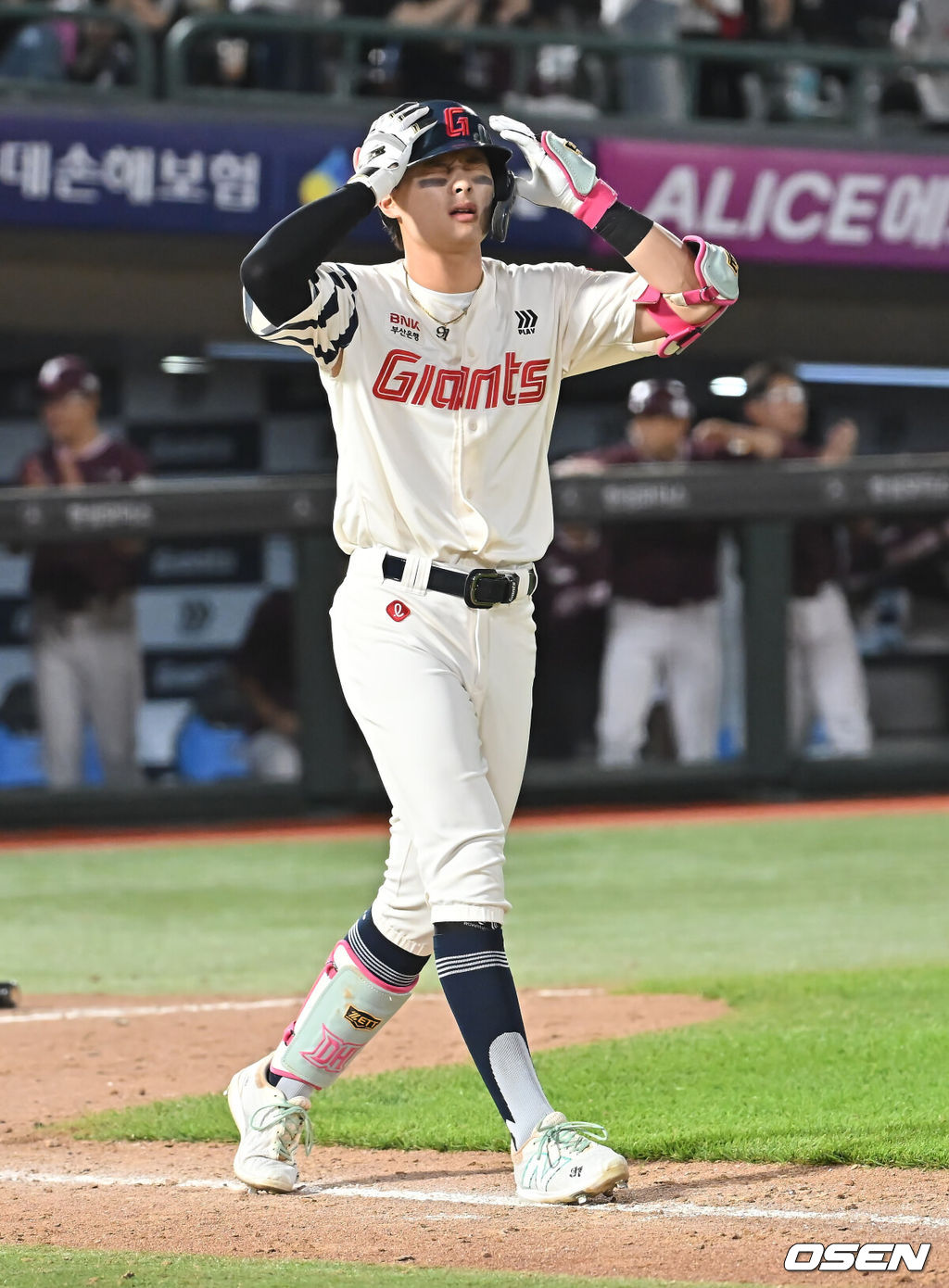 4일 부산 사직야구장에서 2025 신한 SOL 뱅크 KBO 리그 롯데 자이언츠와 키움 히어로즈의 경기가 열렸다. 홈팀 롯데는 박세웅이, 방문팀 키움은 김윤하가 선발 출전했다.롯데 자이언츠 윤동희가 8회말 2사 만루 유격수 직선타로 아웃되자 아쉬워하고 있다. 2025.06.04 / foto0307@osen.co.kr