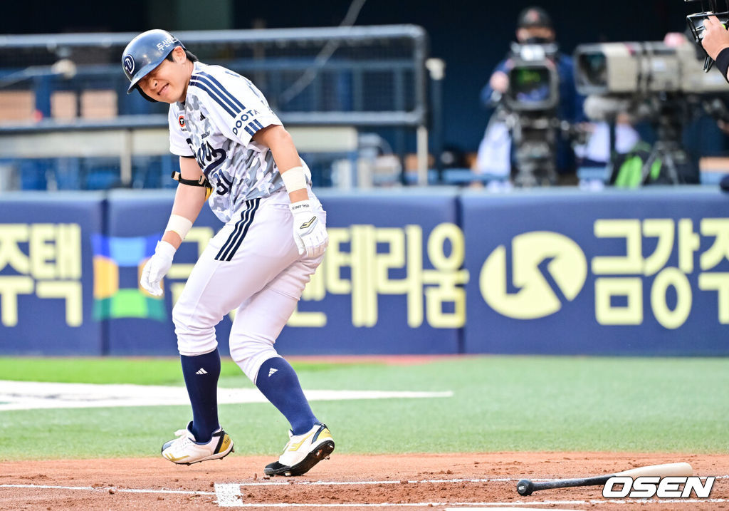 5일 오후 서울 잠실야구장에서 2025 신한 SOL Bank KBO리그 두산 베어스와 KIA 타이거즈의 경기가 열렸다.이날 두산은 최원준을, KIA는 김도현을 선발 투수로 내세웠다.1회말 두산 선두타자 정수빈이 투구에 맞고 있다. 2025.06.05 / soul1014@osen.co.kr