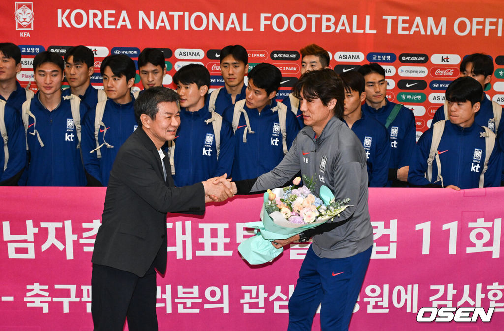 월드컵 11회 연속 본선 진출에 성공한 한국 축구 국가대표팀이 6일 인천국제공항을 통해 이라크에서 귀국했다.한국은 6일 새벽(한국 시간) 이라크 원정서 2-0 승리로 승점 19(5승 4무)점을 확보하면서 월드컵 11회 연속 본선 진출을 확정지었다.정몽규 대한축구협회장(왼쪽)이 축구대표팀 홍명보 감독에게 꽃다발을 전달하고 있다. 2025.06.06 /cej@osen.co.kr