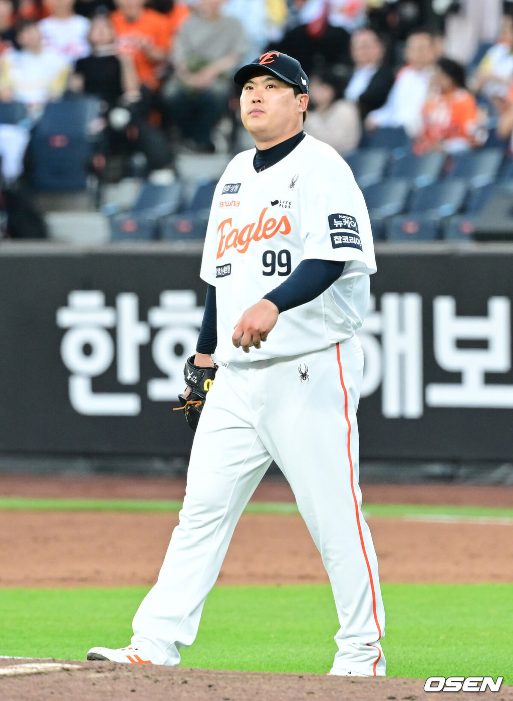 5일 오후 대전 한화생명볼파크에서 ‘2025 신한 SOL Bank KBO리그’ 한화 이글스와 KT 위즈의 경기가 열렸다.이날 홈팀 한화는 류현진, KT는 헤이수스를 선발로 내세웠다.4회초 한화 류현진이 KT 이호연에게 몸에 맞는 볼을 던진 뒤 아쉬워하고 있다. 2025.06.05 / ksl0919@osen.co.kr