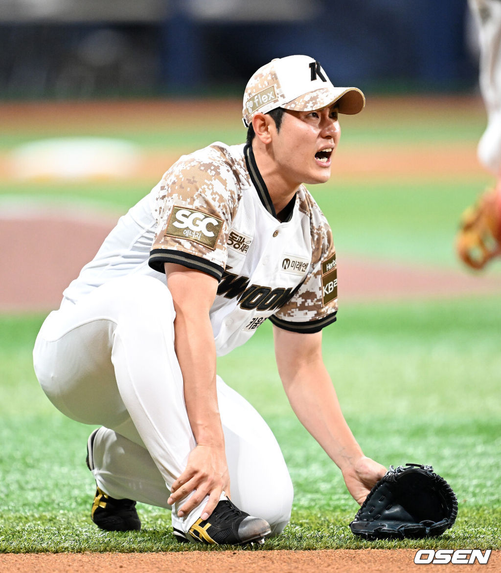 6일 오후 서울 고척스카이돔에서 2025 신한 SOL Bank KBO리그 키움 히어로즈와 LG 트윈스의 경기가 열렸다.키움은 로젠버그, LG는 치리노스를 선발 투수로 내세웠다.10회초 무사에서 LG 오스틴 타구에 맞은 키움 조영건이 고통을 호소하고 있다. 2025.06.06 /sunday@osen.co.kr