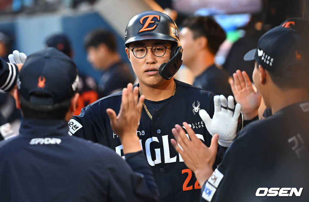 30일 창원NC파크에서 2025 신한 SOL 뱅크 KBO 리그 NC 다이노스와 한화 이글스의 경기가 열렸다. 홈팀 NC는 라일리가, 방문팀 한화는 류현진이 선발 출전했다. 한화 이글스 채은성이 4회초 좌중월 역전 솔로 홈런을 치고 하이파이브를 하고 있다. 2025.05.30 / foto0307@osen.co.kr