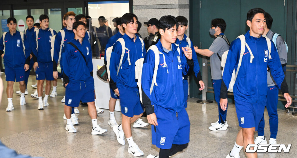월드컵 11회 연속 본선 진출에 성공한 한국 축구 국가대표팀이 6일 인천국제공항을 통해 이라크에서 귀국했다.한국은 6일 새벽(한국 시간) 이라크 원정서 2-0 승리로 승점 19(5승 4무)점을 확보하면서 월드컵 11회 연속 본선 진출을 확정지었다.축구대표팀이 입국장을 나서고 있다. 2025.06.06 /cej@osen.co.kr