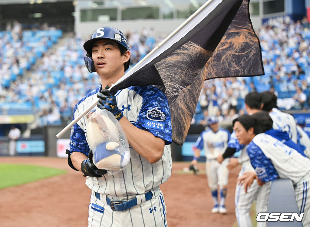 6일 대구삼성라이온즈파크에서 2025 신한 SOL 뱅크 KBO 리그 삼성 라이온즈와 NC 다이노스의 경기가 열렸다. 홈팀 삼성은 원태인이, 방문팀 NC는 김녹원이 선발 출전했다. 삼성 라이온즈 구자욱이 5회말 1사 1루 우월 2점 홈런을 치고 사자깃발을 들고 팬들을 향해 가고 있다. 2025.06.06 / foto0307@osen.co.kr