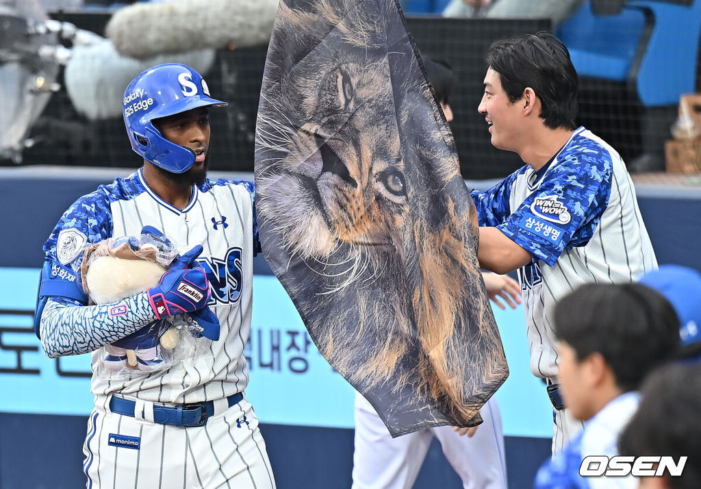 6일 대구삼성라이온즈파크에서 2025 신한 SOL 뱅크 KBO 리그 삼성 라이온즈와 NC 다이노스의 경기가 열렸다. 홈팀 삼성은 원태인이, 방문팀 NC는 김녹원이 선발 출전했다. 삼성 라이온즈 디아즈가 5회말 1사 우월 백투백 홈런을 치고 세리머니를 하고 있다. 2025.06.06 / foto0307@osen.co.kr
