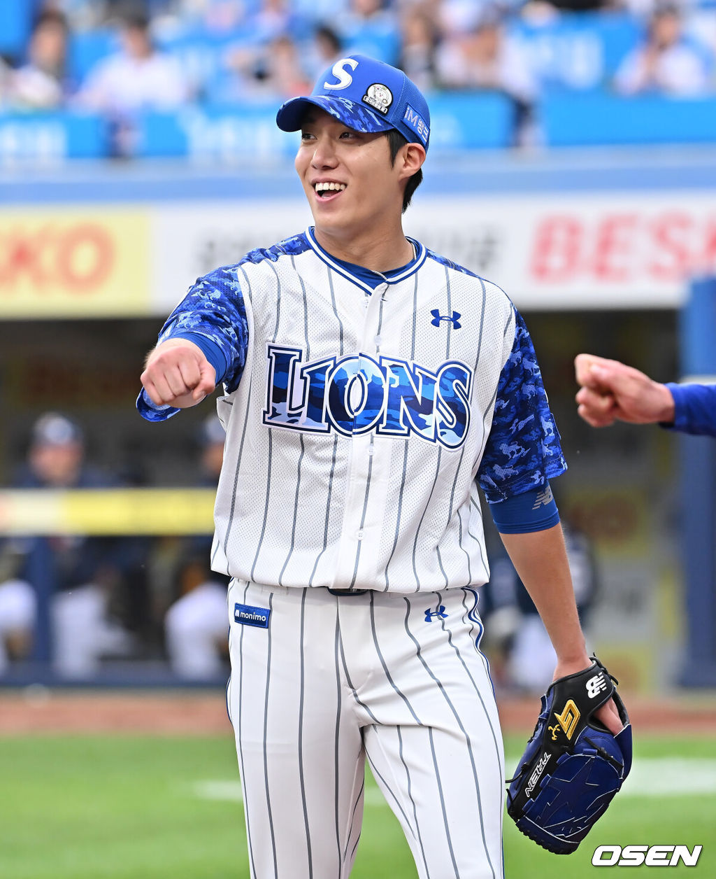 6일 대구삼성라이온즈파크에서 2025 신한 SOL 뱅크 KBO 리그 삼성 라이온즈와 NC 다이노스의 경기가 열렸다. 홈팀 삼성은 원태인이, 방문팀 NC는 김녹원이 선발 출전했다. 삼성 라이온즈 원태인이 6회초 수비를 마치고 하이파이브를 하고 있다. 2025.06.06 / foto0307@osen.co.kr
