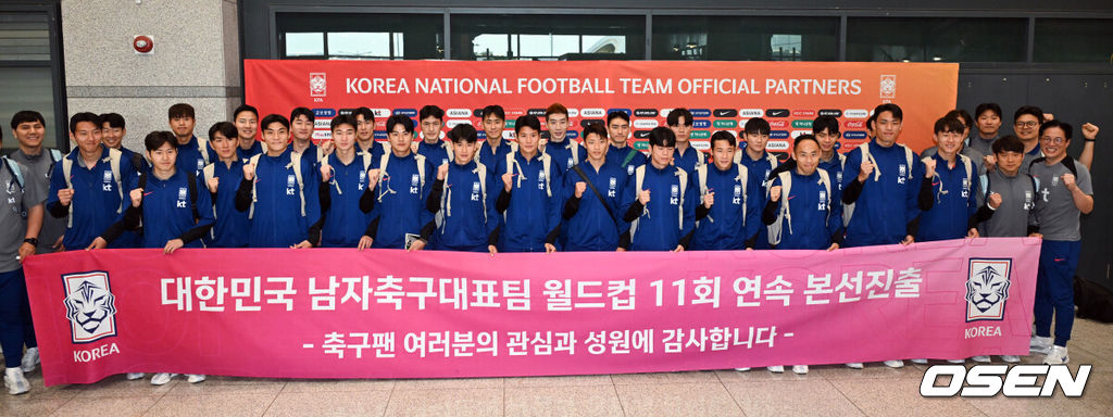 월드컵 11회 연속 본선 진출에 성공한 한국 축구 국가대표팀이 6일 인천국제공항을 통해 이라크에서 귀국했다.한국은 6일 새벽(한국 시간) 이라크 원정서 2-0 승리로 승점 19(5승 4무)점을 확보하면서 월드컵 11회 연속 본선 진출을 확정지었다.축구대표팀이 포즈를 취하고 있다. 2025.06.06 /cej@osen.co.kr