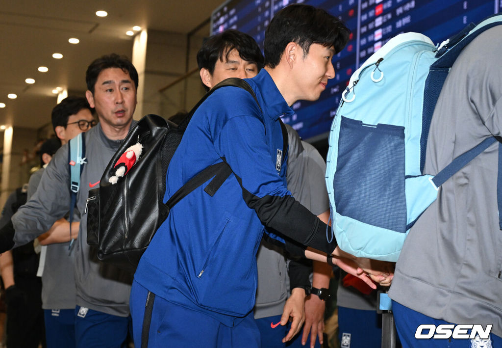 월드컵 11회 연속 본선 진출에 성공한 한국 축구 국가대표팀이 6일 인천국제공항을 통해 이라크에서 귀국했다.한국은 6일 새벽(한국 시간) 이라크 원정서 2-0 승리로 승점 19(5승 4무)점을 확보하면서 월드컵 11회 연속 본선 진출을 확정지었다.축구대표팀 손흥민이 입국장을 나서고 있다. 2025.06.06 /cej@osen.co.kr