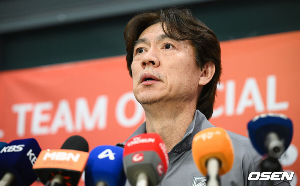 월드컵 11회 연속 본선 진출에 성공한 한국 축구 국가대표팀이 6일 인천국제공항을 통해 이라크에서 귀국했다.한국은 6일 새벽(한국 시간) 이라크 원정서 2-0 승리로 승점 19(5승 4무)점을 확보하면서 월드컵 11회 연속 본선 진출을 확정지었다.축구대표팀 홍명보 감독이 취재진과 인터뷰를 하고 있다.  2025.06.06 /cej@osen.co.kr