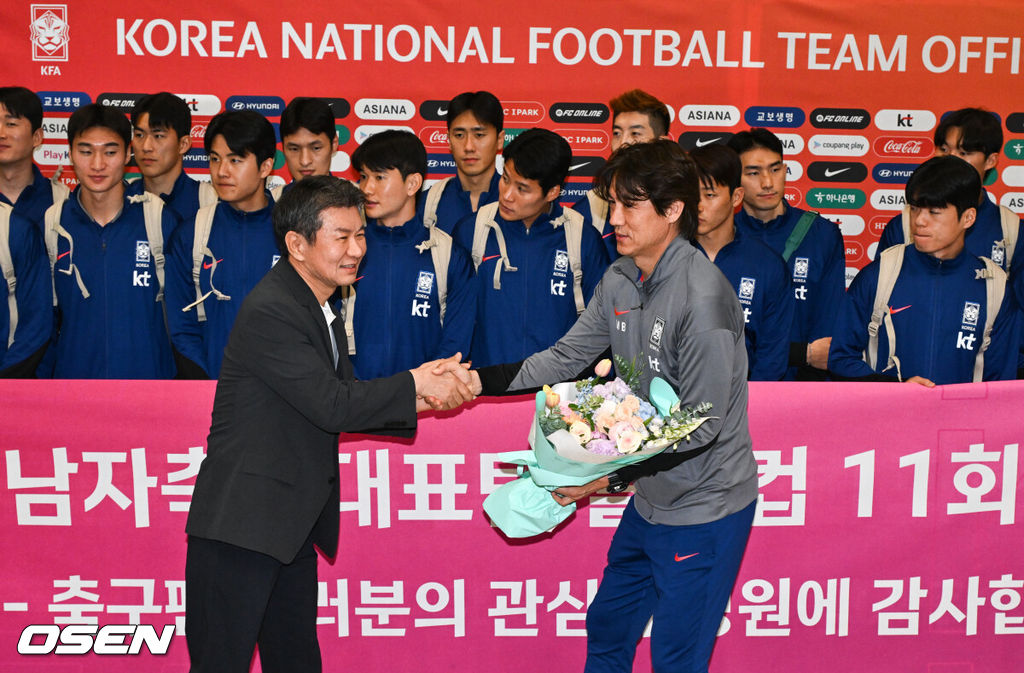 월드컵 11회 연속 본선 진출에 성공한 한국 축구 국가대표팀이 6일 인천국제공항을 통해 이라크에서 귀국했다.한국은 6일 새벽(한국 시간) 이라크 원정서 2-0 승리로 승점 19(5승 4무)점을 확보하면서 월드컵 11회 연속 본선 진출을 확정지었다.정몽규 대한축구협회장(왼쪽)이 축구대표팀 홍명보 감독에게 꽃다발을 전달하고 있다. 2025.06.06 /cej@osen.co.kr