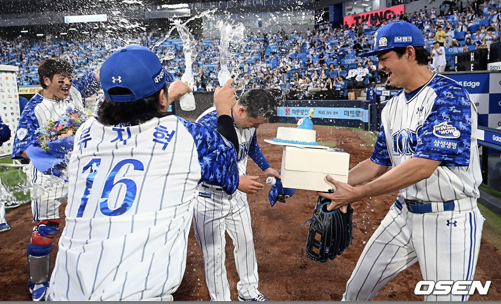 6일 대구삼성라이온즈파크에서 2025 신한 SOL 뱅크 KBO 리그 삼성 라이온즈와 NC 다이노스의 경기가 열렸다. 홈팀 삼성은 원태인이, 방문팀 NC는 김녹원이 선발 출전했다. 삼성 라이온즈 박진만 감독이 NC 다이노스에 7-3으로 승리한 후 200승 축하를 받고 있다. 2025.06.06 / foto0307@osen.co.kr