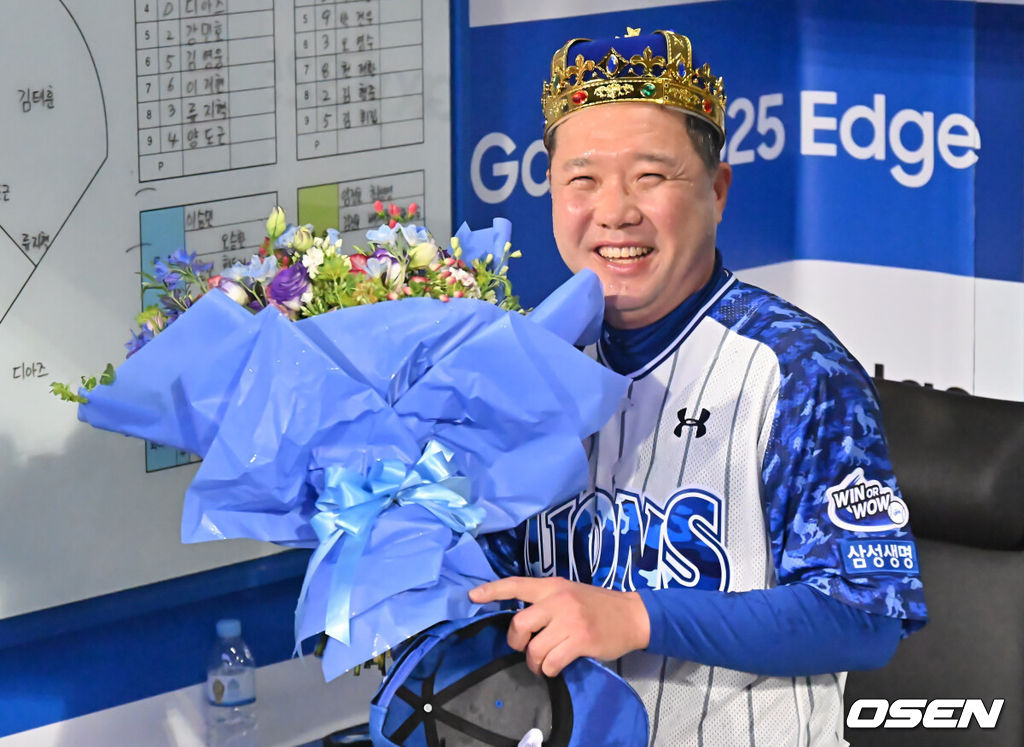 6일 대구삼성라이온즈파크에서 2025 신한 SOL 뱅크 KBO 리그 삼성 라이온즈와 NC 다이노스의 경기가 열렸다. 홈팀 삼성은 원태인이, 방문팀 NC는 김녹원이 선발 출전했다. 삼성 라이온즈 박진만 감독이 NC 다이노스에 7-3으로 승리한 후 200승 축하 꽃다발과 왕관을 쓰고 있다. 2025.06.06 / foto0307@osen.co.kr