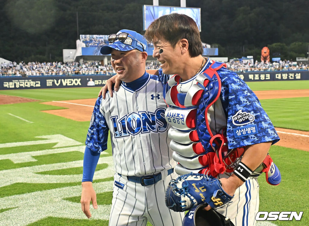 6일 대구삼성라이온즈파크에서 2025 신한 SOL 뱅크 KBO 리그 삼성 라이온즈와 NC 다이노스의 경기가 열렸다. 홈팀 삼성은 원태인이, 방문팀 NC는 김녹원이 선발 출전했다. 삼성 라이온즈 박진만 감독이 NC 다이노스에 7-3으로 승리한 후 강민호에게 200승 기념구와 축하를 받고 있다. 2025.06.06 / foto0307@osen.co.kr