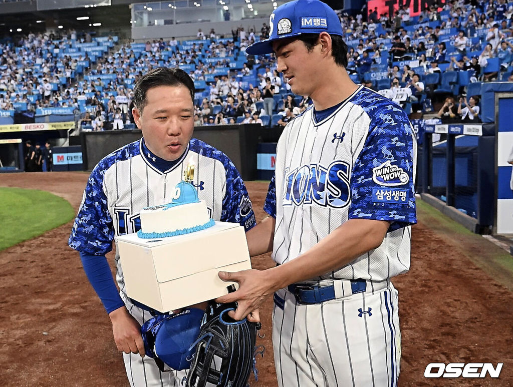 6일 대구삼성라이온즈파크에서 2025 신한 SOL 뱅크 KBO 리그 삼성 라이온즈와 NC 다이노스의 경기가 열렸다. 홈팀 삼성은 원태인이, 방문팀 NC는 김녹원이 선발 출전했다. 삼성 라이온즈 박진만 감독이 NC 다이노스에 7-3으로 승리한 후 200승 축하 케이크를 받고 있다. 2025.06.06 / foto0307@osen.co.kr