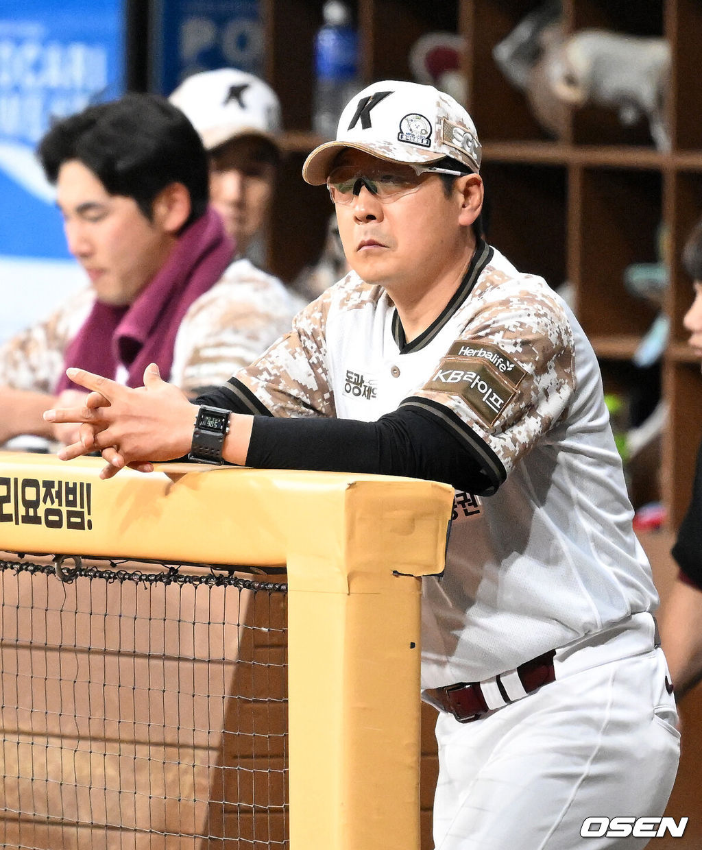 6일 오후 서울 고척스카이돔에서 2025 신한 SOL Bank KBO리그 키움 히어로즈와 LG 트윈스의 경기가 열렸다.키움은 로젠버그, LG는 치리노스를 선발 투수로 내세웠다.키움 홍원기 감독이 경기를 바라보고 있다. 2025.06.06 /sunday@osen.co.kr
