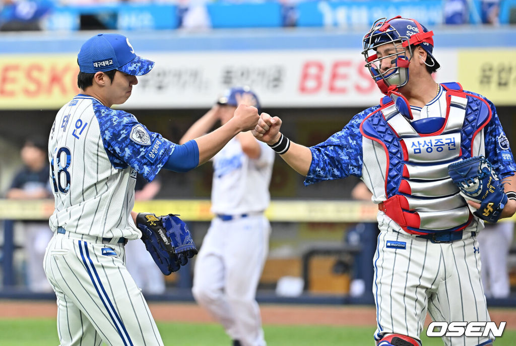 6일 대구삼성라이온즈파크에서 2025 신한 SOL 뱅크 KBO 리그 삼성 라이온즈와 NC 다이노스의 경기가 열렸다. 홈팀 삼성은 원태인이, 방문팀 NC는 김녹원이 선발 출전했다. 삼성 라이온즈 원태인이 6회초 수비를 마치고 강민호와 하이파이브를 하고 있다. 2025.06.06 / foto0307@osen.co.kr