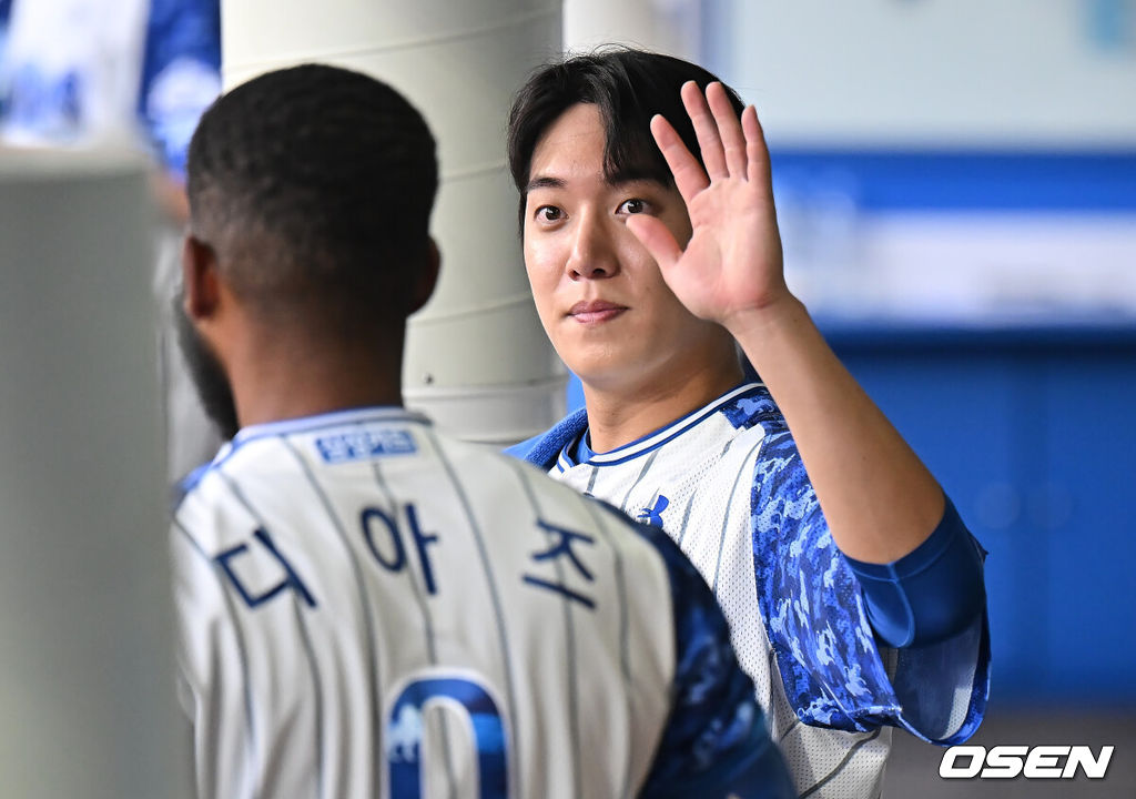 6일 대구삼성라이온즈파크에서 2025 신한 SOL 뱅크 KBO 리그 삼성 라이온즈와 NC 다이노스의 경기가 열렸다. 홈팀 삼성은 원태인이, 방문팀 NC는 김녹원이 선발 출전했다. 삼성 라이온즈 디아즈가 5회말 1사 우월 백투백 홈런을 치고 원태인과 하이파이브를 하고 있다. 2025.06.06 / foto0307@osen.co.kr