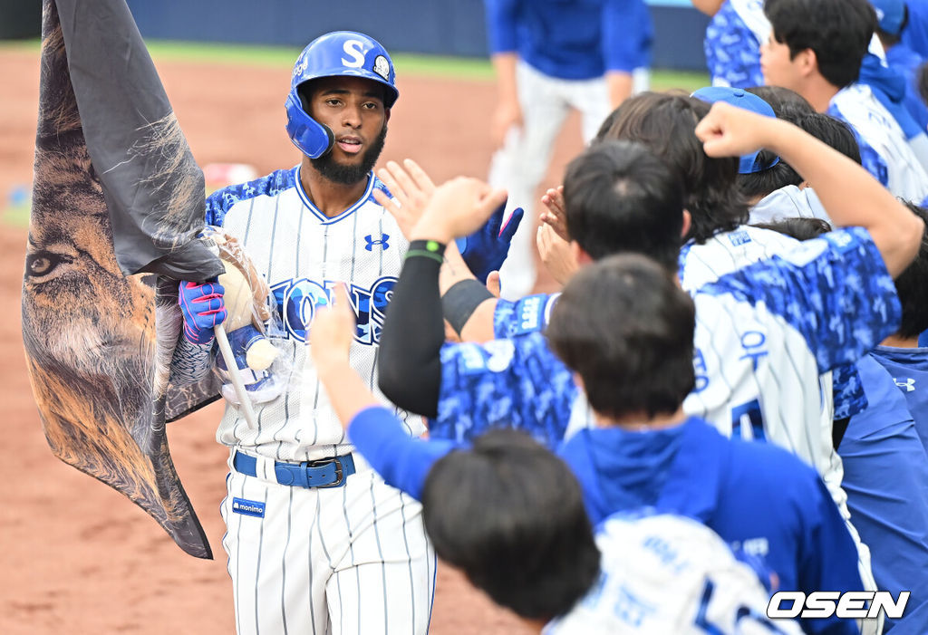 6일 대구삼성라이온즈파크에서 2025 신한 SOL 뱅크 KBO 리그 삼성 라이온즈와 NC 다이노스의 경기가 열렸다. 홈팀 삼성은 원태인이, 방문팀 NC는 김녹원이 선발 출전했다. 삼성 라이온즈 디아즈가 5회말 1사 우월 백투백 홈런을 치고 하이파이브를 하고 있다. 2025.06.06 / foto0307@osen.co.kr