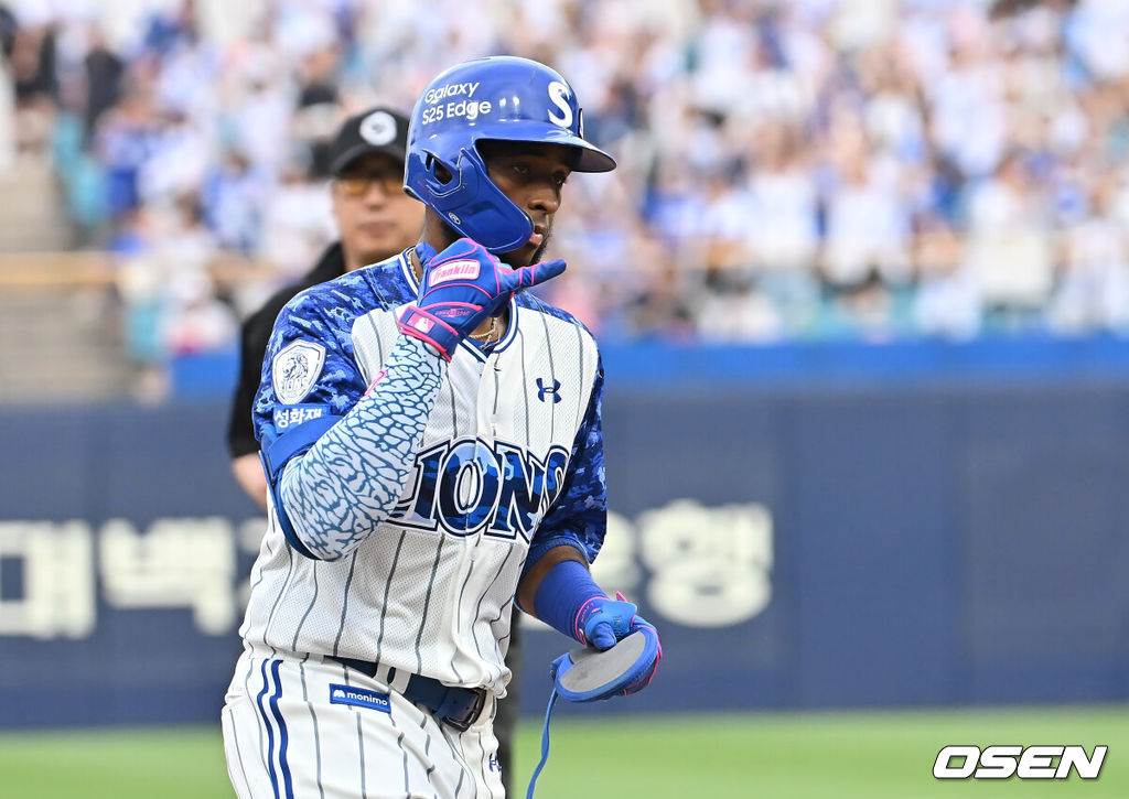 6일 대구삼성라이온즈파크에서 2025 신한 SOL 뱅크 KBO 리그 삼성 라이온즈와 NC 다이노스의 경기가 열렸다. 홈팀 삼성은 원태인이, 방문팀 NC는 김녹원이 선발 출전했다. 삼성 라이온즈 디아즈가 5회말 1사 우월 백투백 홈런을 치고 세리머니를 하고 있다. 2025.06.06 / foto0307@osen.co.kr